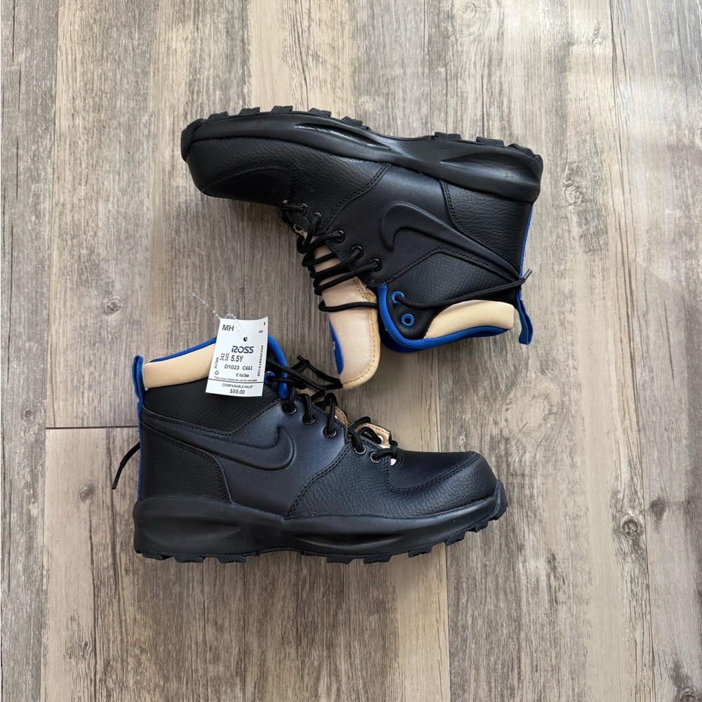 Nike Kids Black and Cream Boots with Blue Highlights size 5.5 big kids new